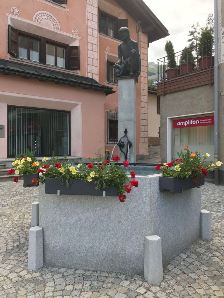 Brunnen im Dorfkern mit Naturstein - Referenz