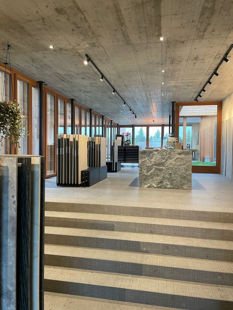 Grosse Ausstellung an Keramik, Marmor und Natursteinen in La Punt (Graubünden)