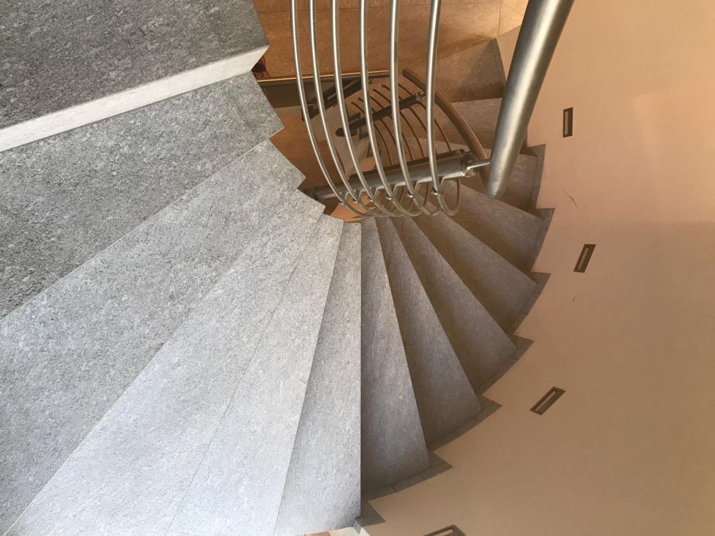 Wendeltreppe mit Naturstein - Referenz