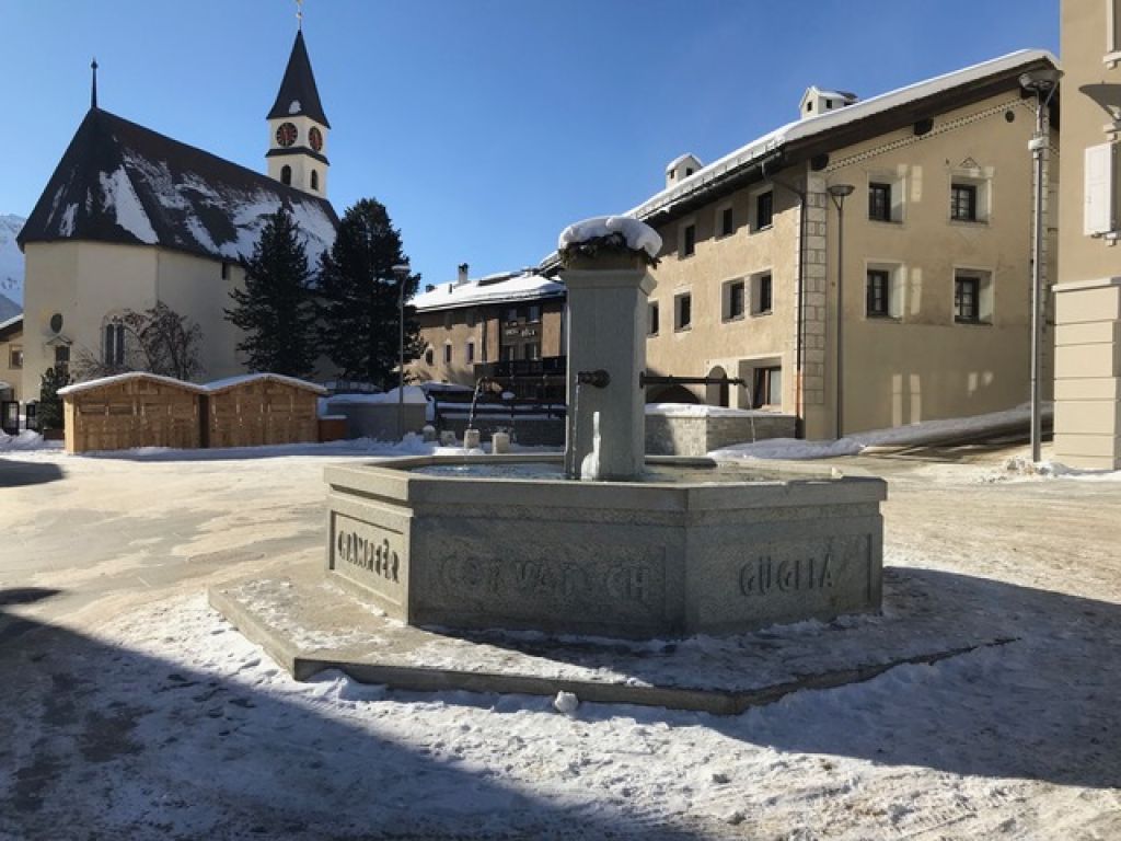 Brunner im Dorfkern mit Naturstein - Referenz