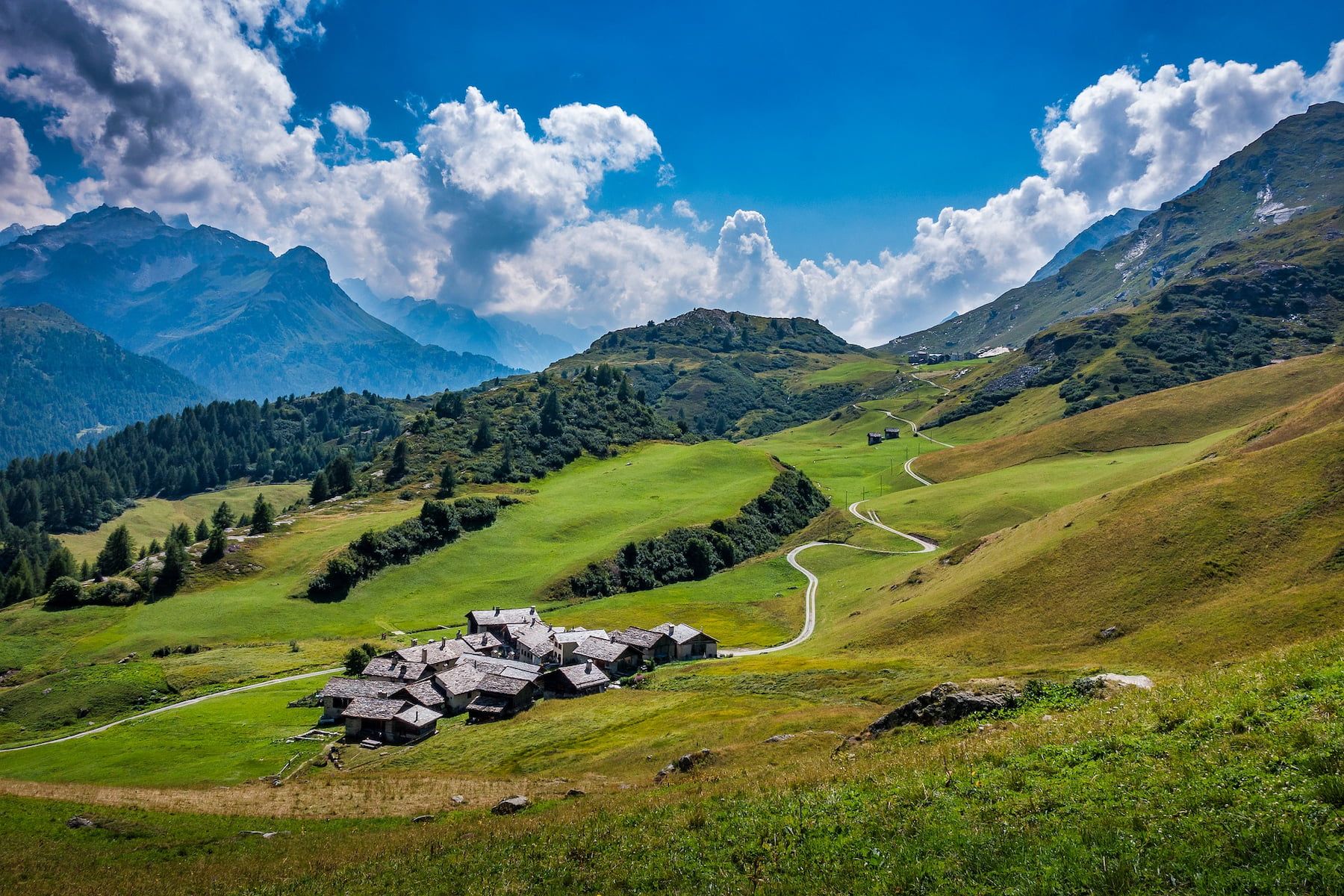 Wunderschöne Schweizer Natur mit Bergen und freien Landschaften